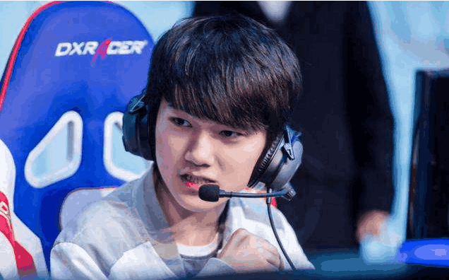 边后卫内收 边后卫内收